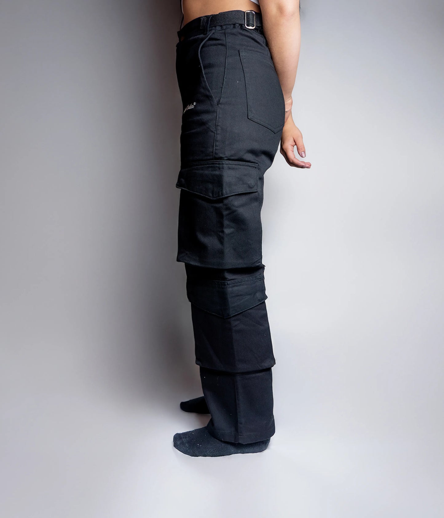 Pantalón negro Losse fit tipo cargo mujer