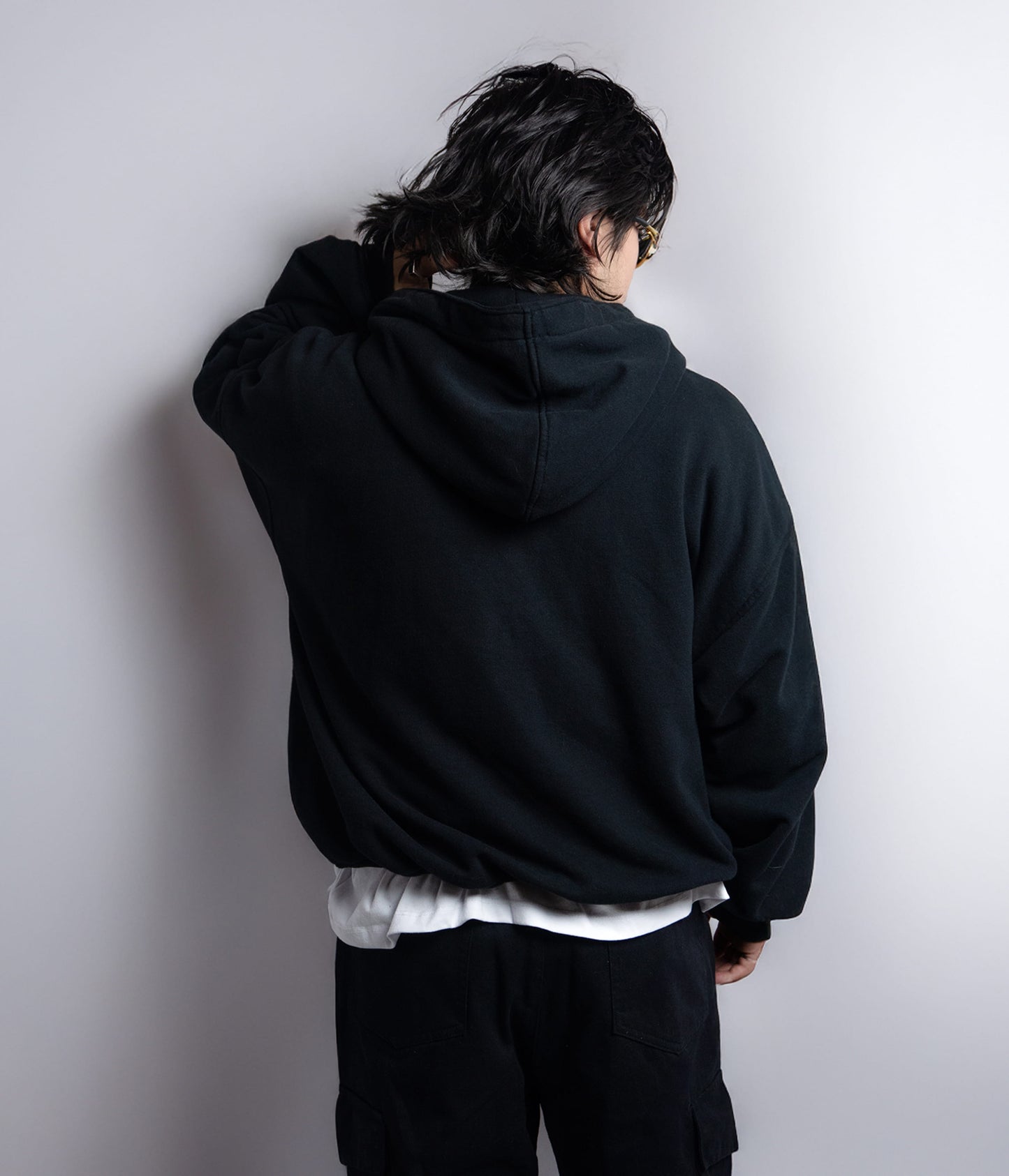 Sudadera negra con capota boxyfit