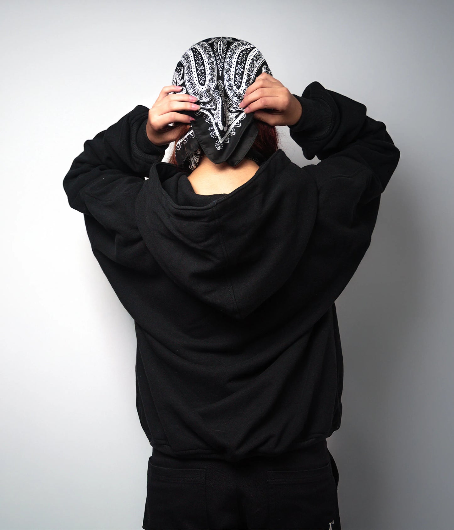 Sudadera negra con capota boxyfit